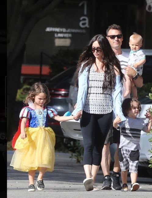 Acuzată&nbsp;că &icirc;și neglijează copiii &icirc;n favoarea logodnicului. Megan Fox, surprinsă &icirc;n compania celor 3 băieți