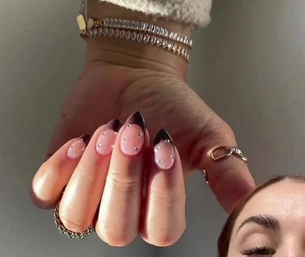 Ce a pățit o t&acirc;nără după ce și-a făcut unghiile cu gel la salon. Imaginile sunt virale pe TikTok
