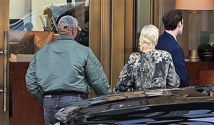 Kanye West s-a căsătorit cu o angajată? Cine e blonda cu care s-a afișat &icirc;n public