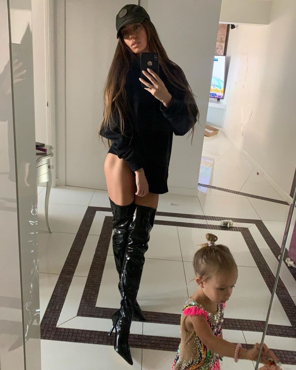 &bdquo;Ești cea mai fit mămică de pe Instagram!&rdquo; Modelul cu cinci copii care face furori cu silueta ei