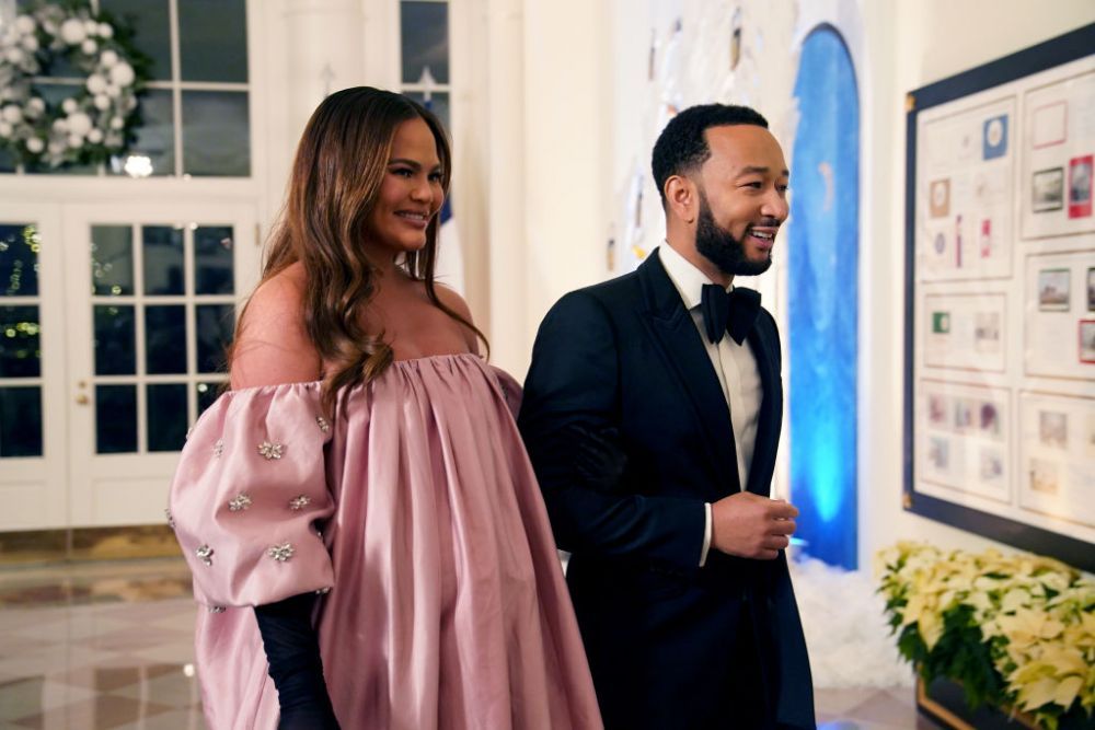 Chrissy Teigen a publicat prima fotografie cu bebelușul, la scurt timp după ce a născut. Ce nume i-a dat celui de-al treilea copil
