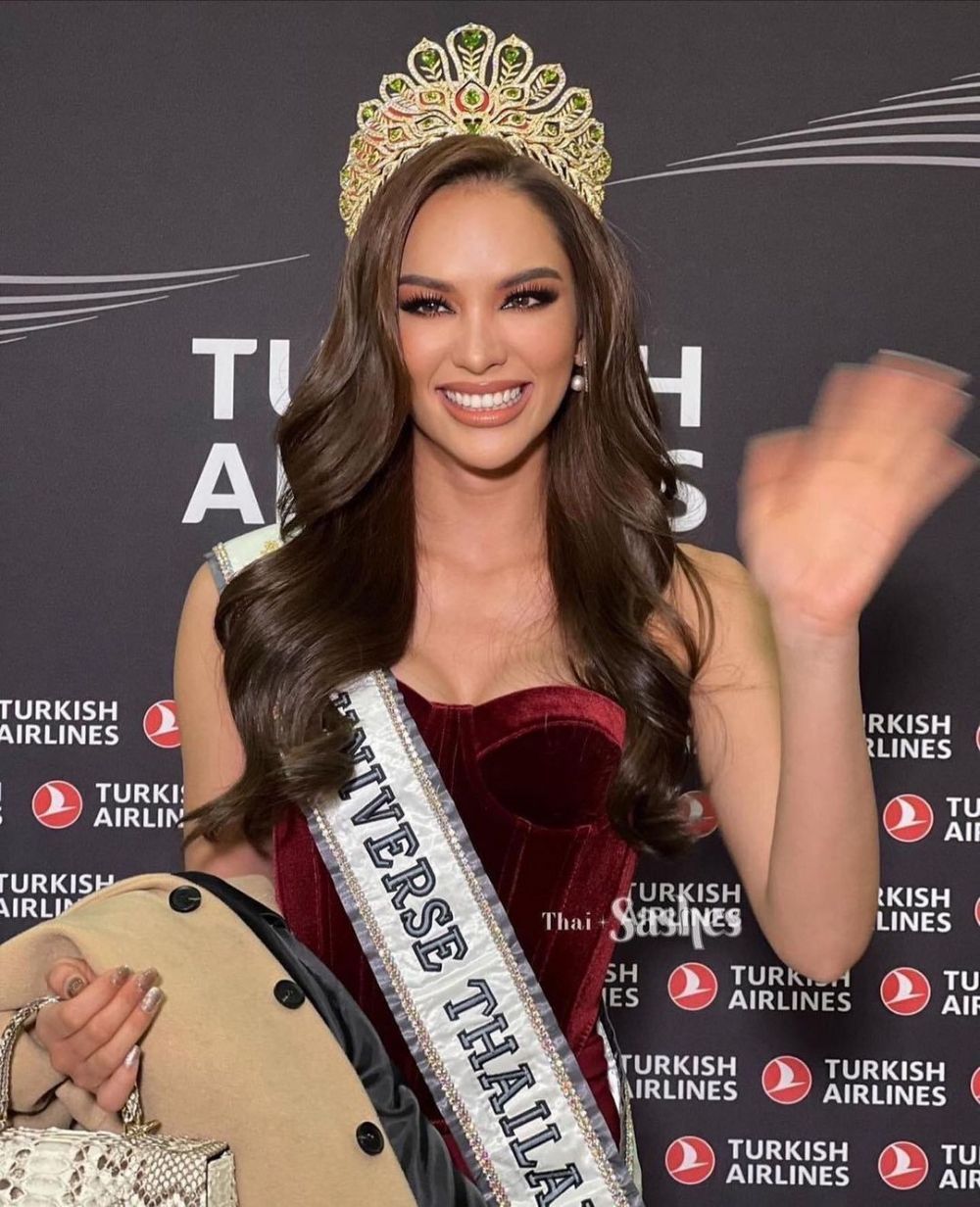 Regina frumuseții din Thailanda a intrat &icirc;n istorie cu rochia purtată la Miss Univers. &bdquo;Este un tribut pentru părinții mei gunoieri&rdquo;