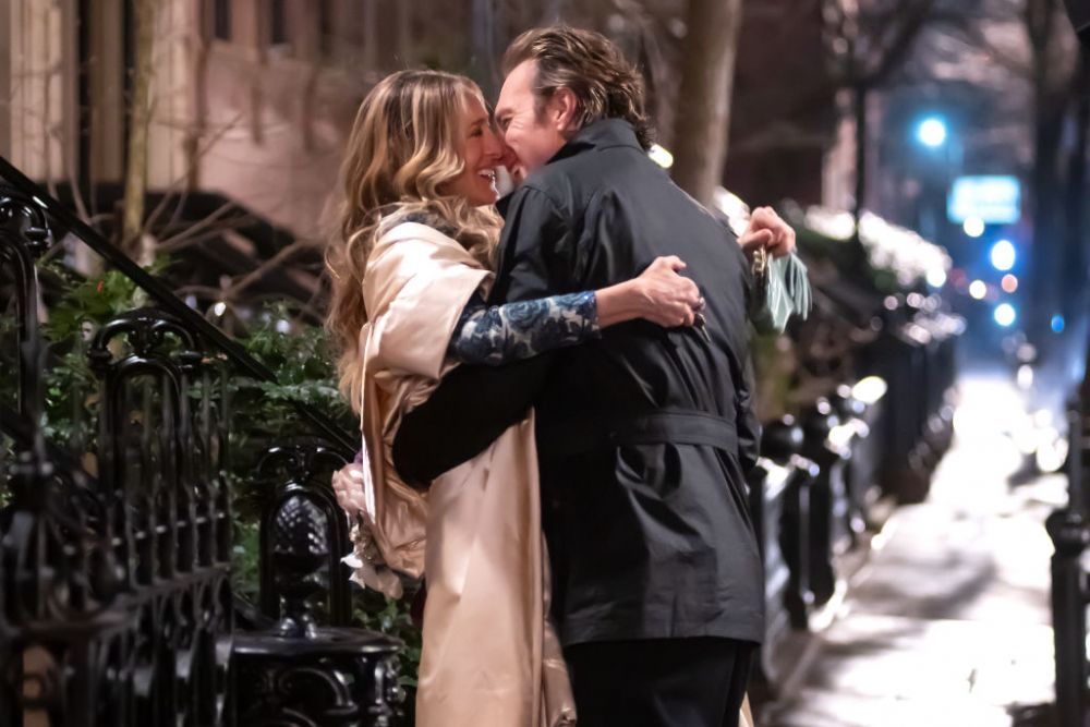 Carrie revine la o iubire din trecut &icirc;n noul sezon And Just Like That. Cum a fost surprinsă Sarah Jessica Parker la filmări