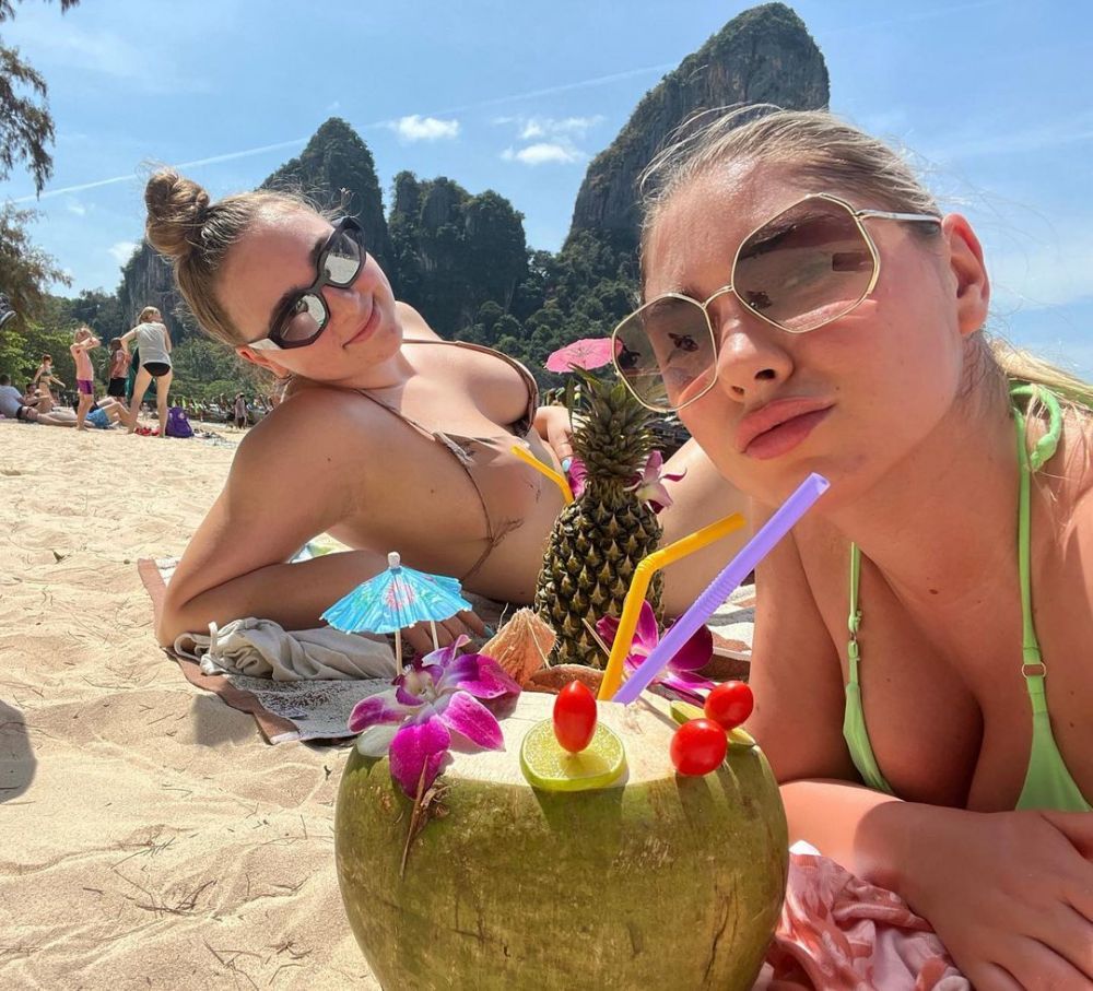 Jo, decolteu răvășitor pe plajele din Thailanda! C&acirc;t de bine arată artista &icirc;n costum de baie