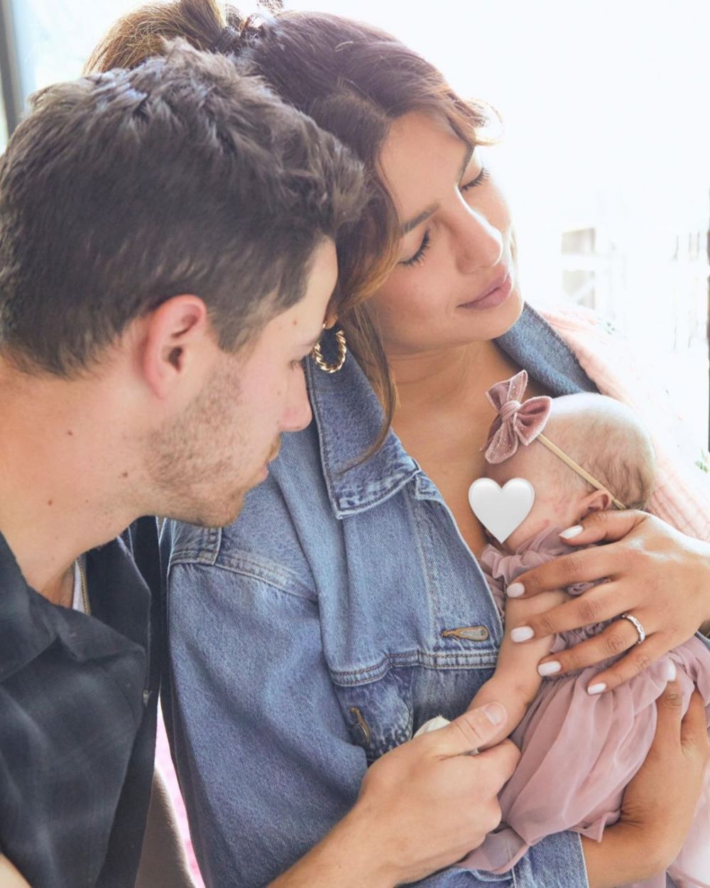 Priyanka Chopra nu-i mai ascunde chipul fetiței sale. O nouă imagine adorabilă cu micuța i-a cucerit pe fanii actriței