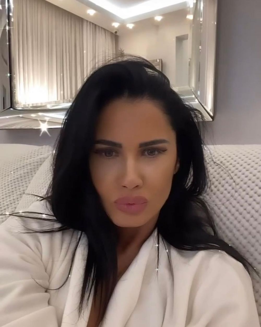 Oana Zăvoranu a ironizat-o pe Carmen Harra: &bdquo;Clarvăzătoarele care clarvăd nimic&rdquo;
