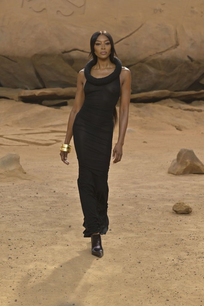 La 52 de ani arată ca la 25. Naomi Campbell le dă clasă tinerelor modele cu silueta ei perfectă și mersul de felină