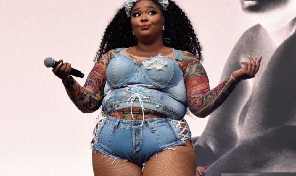 Lizzo și-a dat jos pantalonii pe scenă și a &icirc;nceput să facă twerk! Cum au reacționat fanii artistei