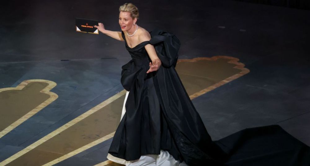Oscar 2023. Elizabeth Banks, subiect de glume pe net după ce s-a &icirc;mpiedicat pe scenă: &bdquo;Cineva să o salveze&rdquo;