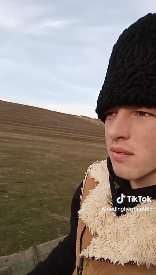 Nadin, t&acirc;nărul cioban faimos pe TikTok, a avut viața grea! De mic fost dat la orfelinat