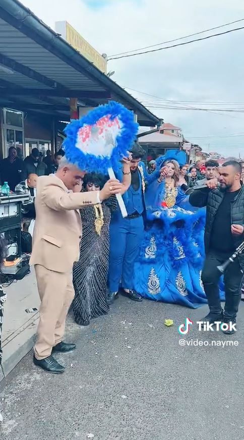 Acești miri au schimbat 3 ținute și au scos tot satul la dans! Imaginile sunt virale pe TikTok