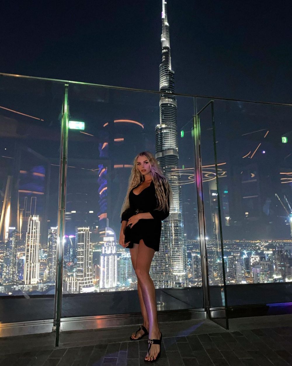 Ea este rusoaica fără inhibiții care s-a făcut remarcată &icirc;n Dubai. A renunțat la viața de noapte pentru plajele exotice