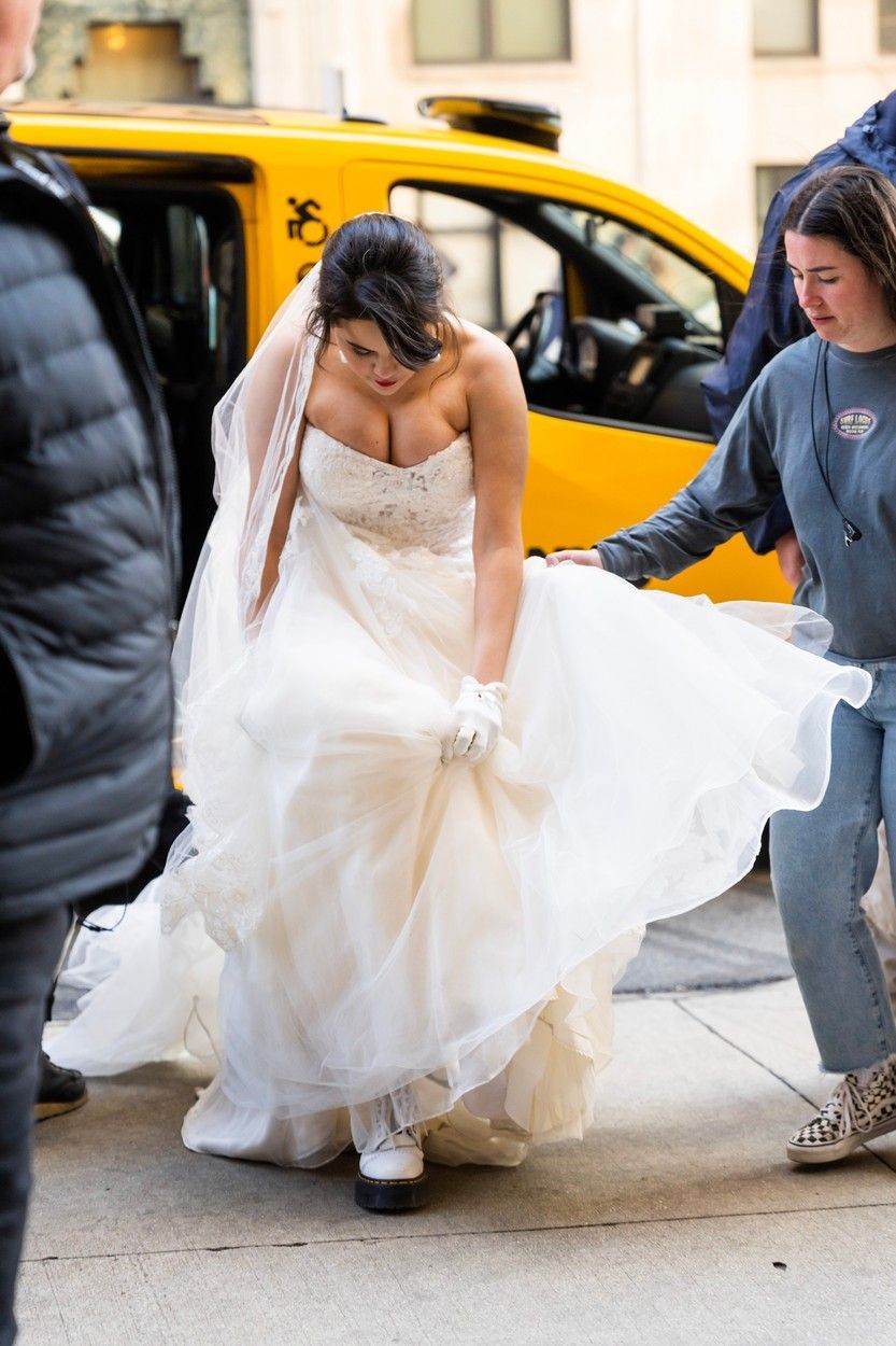 Selena Gomez, &icirc;nc&acirc;ntătoare &icirc;n rochie de mireasă. Cum a fost surprinsă pe platourile de filmare