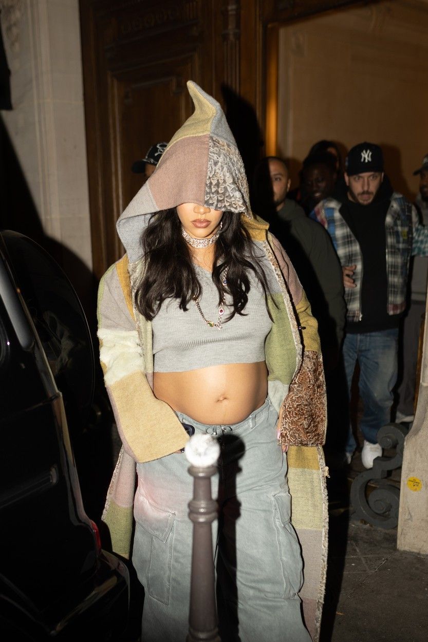 Acoperă totul, dar burtica răm&acirc;ne la vedere cu orice preț! Rihanna, aparitic chic la Paris