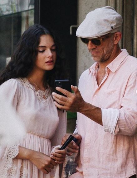 Fiica Monicăi Bellucci &icirc;i calcă pe urme mamei sale. Deva Cassel s-a lăsat fotografiată topless