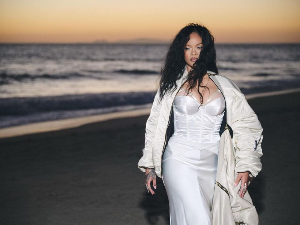 Rihanna, ședință foto fără inhibiții. Artista a apărut fără haine pe rețelele sociale: Ultima poză este totul