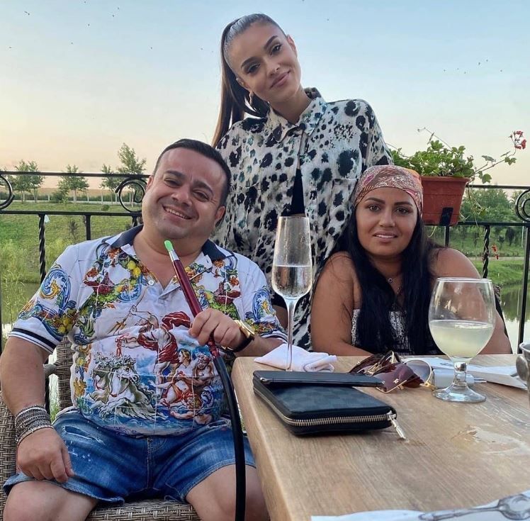 A fost găsită sosia perfectă a lui Adrian Minune. Vezi cum arată