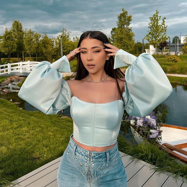 Nicole Cherry, imagini de la piscină. C&acirc;ntăreața s-a fotografiat &icirc;n costum de baie, spre &icirc;nc&acirc;ntarea fanilor