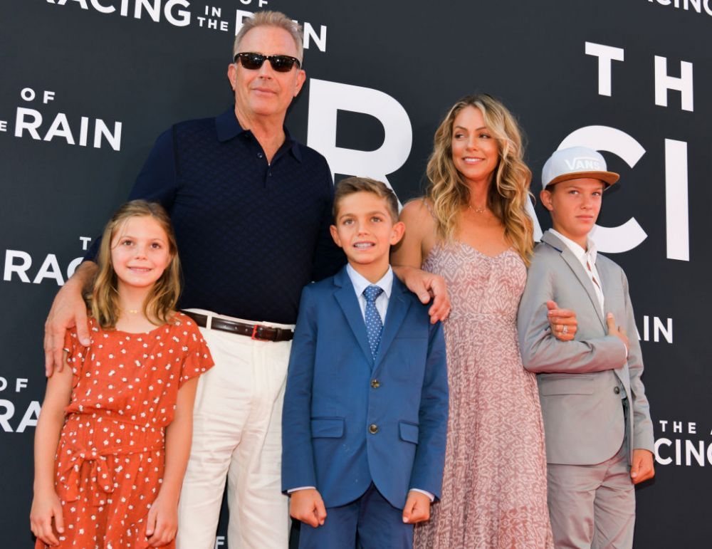 Kevin Costner s-a pl&acirc;ns &icirc;n instanță că soția nu vrea să plece din casa lor, deși ea a depus actele de divorț