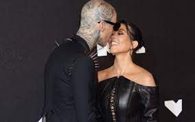 Kourtney Kardashian este &icirc;nsărcinată! Vedeta a făcut marele anunț la concertul soțului său, Travis Barker