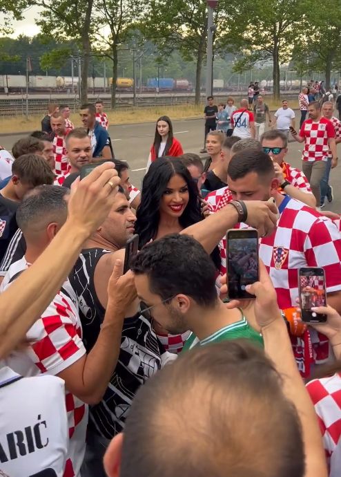 Ivana Knoll, sufocată de admiratori la finala Nations League. Sute de microbiști au vrut să facă poze cu ea