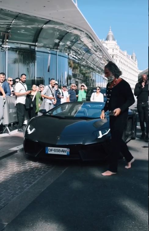 Cine este Zeus, personajul enigmatic de pe TikTok. Mulți &icirc;l cred milionar și se str&acirc;ng &icirc;n jurul lui ca la spectacol