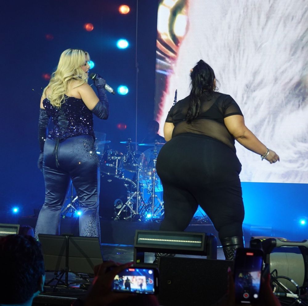 Bebe Rexha s-a despărțit de iubit după 3 ani de relație, după ce i-a reproșat că e grasă. Artista a izbucnit &icirc;n pl&acirc;ns pe scenă
