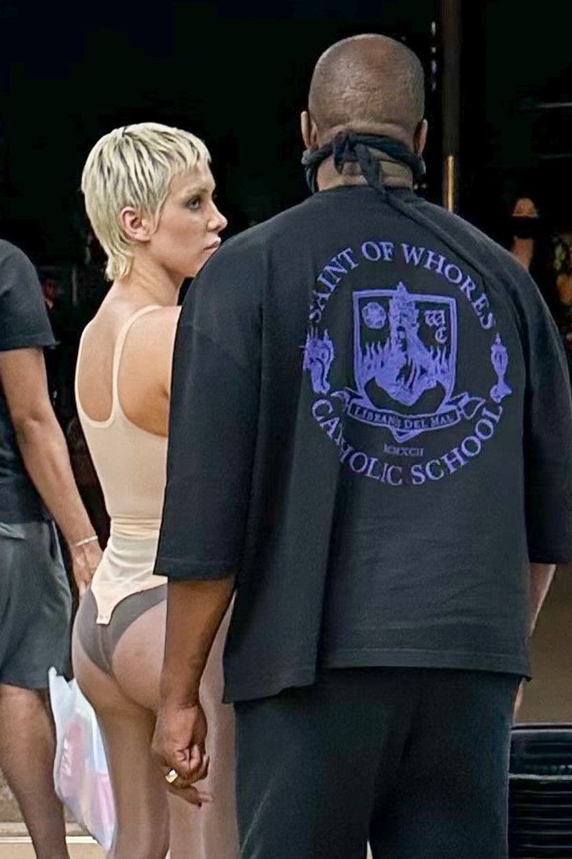 Bianca Censori, soția lui Kanye West, desculță pe stradă, &icirc;n Florența. Cum au surprins-o paparazzii