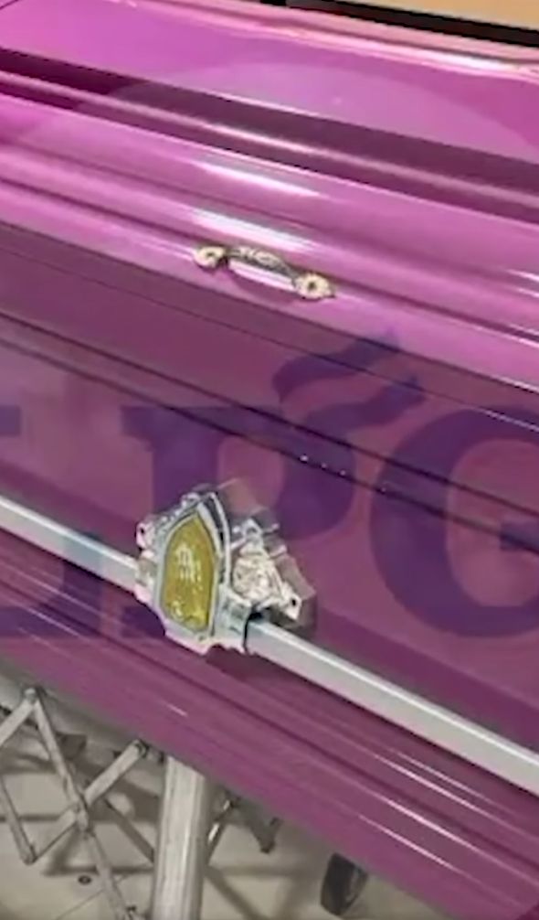 Trendul Barbie a ajuns prea departe! O companie de pombe funebre vinde sicrie roz, cu pozele celebrei păpuși