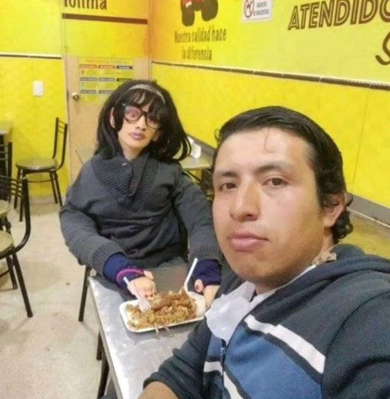Un columbian s-a &icirc;nsurat cu o păpușă de c&acirc;rpă: &bdquo;Cel puțin am ceva. Cu Natalia mea, mă uit la televizor și vorbesc despre orice!&rdquo;