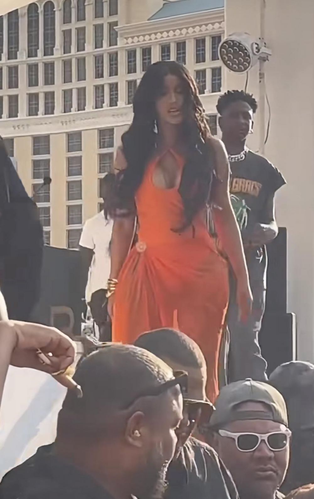 Microfonul pe care Cardi B l-a aruncat &icirc;ntr-un fan la un concert, scos la v&acirc;nzare pentru o sumă colosală