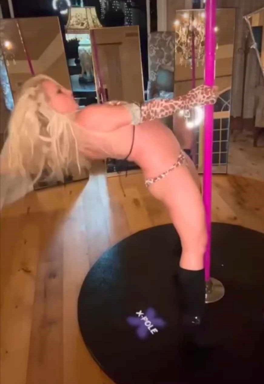 Britney Spears, o nouă apariție șocantă: și-a montat o bară de striptease &icirc;n casă și a făcut show pe Instagram