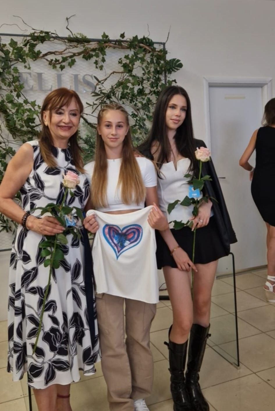 Violeta Bănică a fost &icirc;n centrul atenției la un eveniment. A purtat o fustă ultra scurtă și cizme lungi