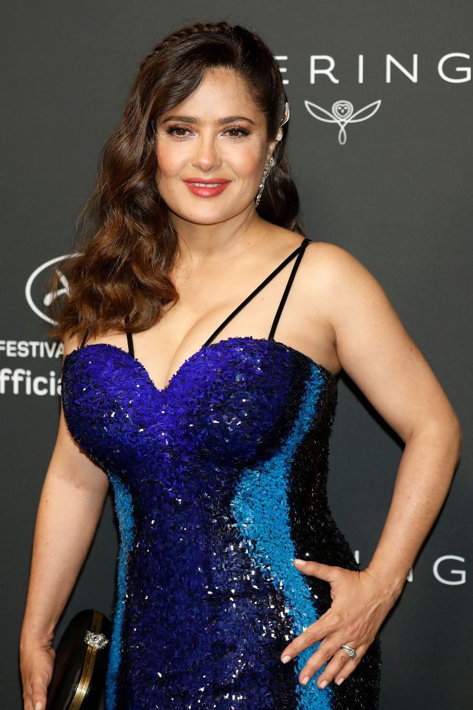 &bdquo;Ești mai fierbinte dec&acirc;t soarele&rdquo;. Salma Hayek, o nouă apariție senzațională &icirc;n costum de baie