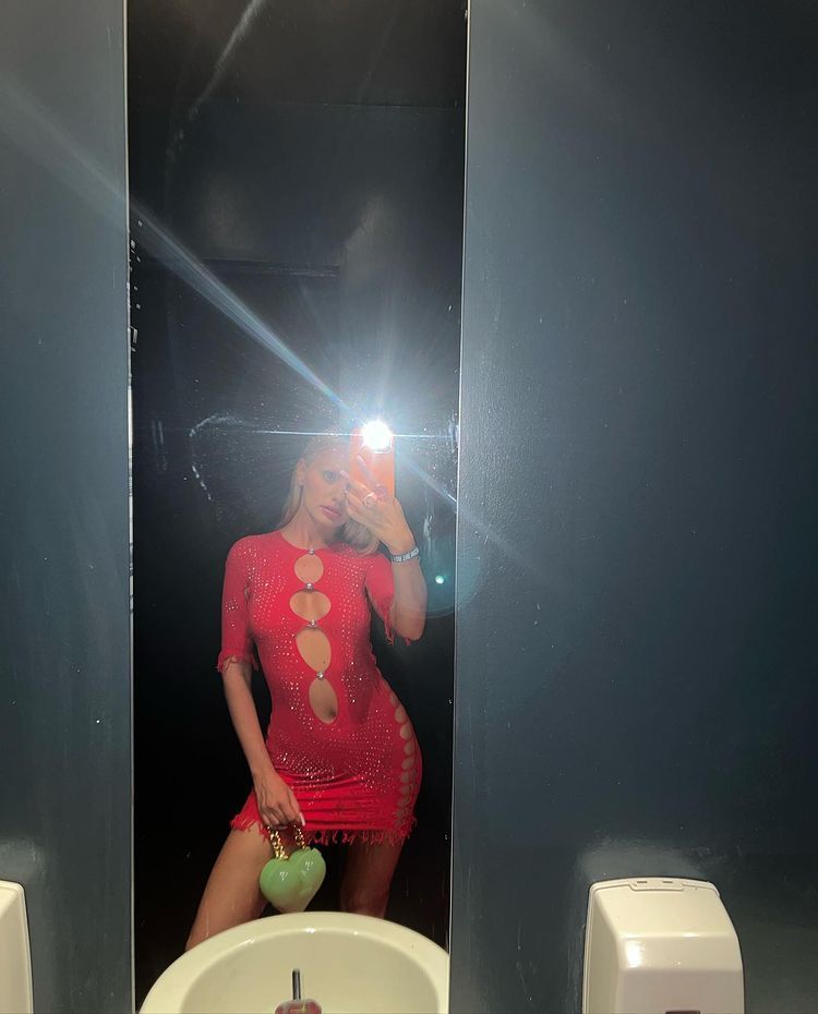 Alexandra Stan lansează &bdquo;Bine cu puțin rău&rdquo;, o baladă pop emoționantă