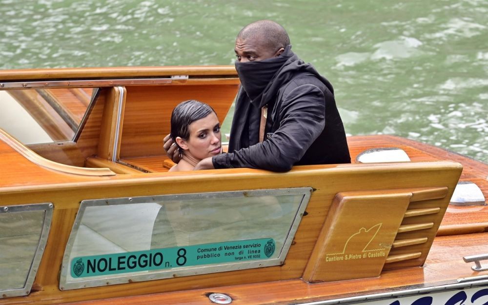 Kanye West și Bianca Censori, din nou &icirc;n centrul atenției! &Icirc;n ce ipostază și-a fotografiat artistul iubita: &bdquo;Este dezgustător&rdquo;
