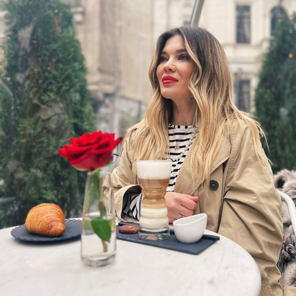 Sunt celebre și frumoase, &icirc;nsă puțini au observat ce bine seamănă! Emily Burghelea și Gina Pistol, asemănare izbitoare