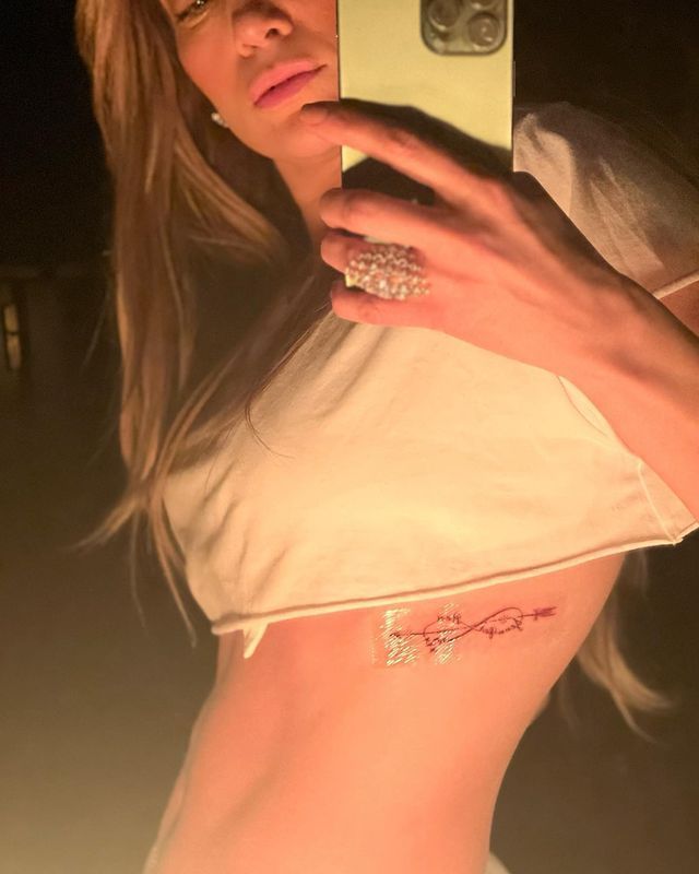 Cum se &icirc;mbracă Jennifer Lopez c&acirc;nd merge la&hellip; piață. Diva latino s-a integrat perfect &icirc;n decor