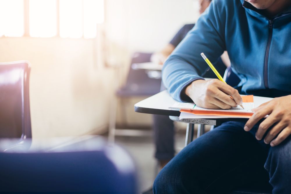Profesor din Brașov, acuzat de agresiune sexuală! Mărturiile studentelor sale: &bdquo;Voia să mă...&rdquo;