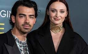&ldquo;Copiii nu au fost răpiți!&rdquo; Se lasă cu scandal &icirc;n divorțul anului la Hollywood. Ce acuzații &icirc;și aduc Joe Jonas și Sophie Turner