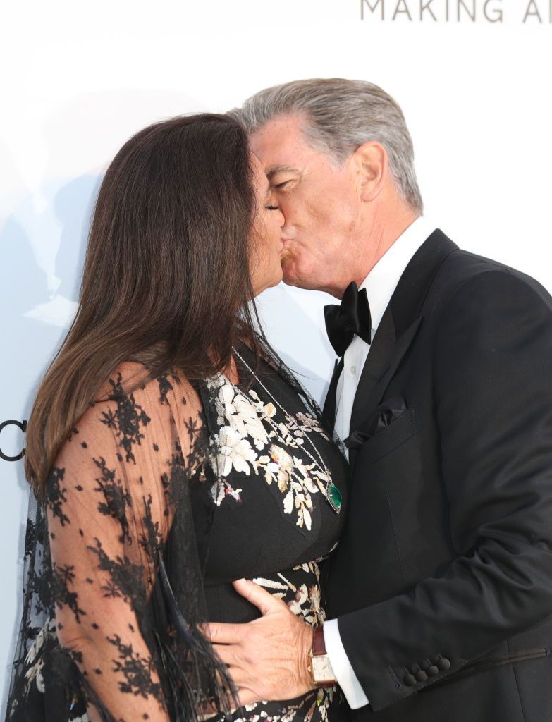 Pierce Brosnan și-a surprins soția, Keely Shaye Brosnan, cu 60 de trandafiri de ziua ei