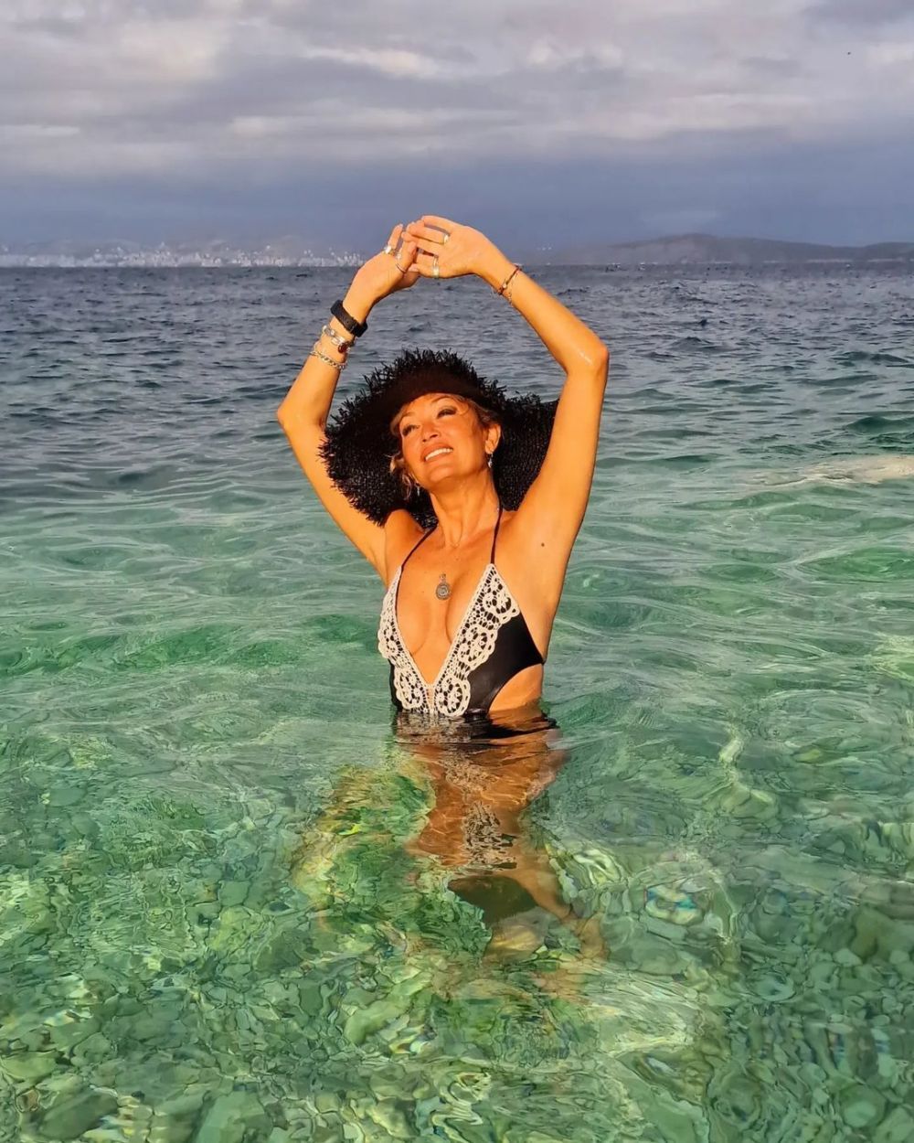 Anca Țurcașiu, apariție senzațională &icirc;ntr-un costum de baie decoltat. C&acirc;ntăreața &icirc;și petrece vacanța &icirc;n insula Corfu