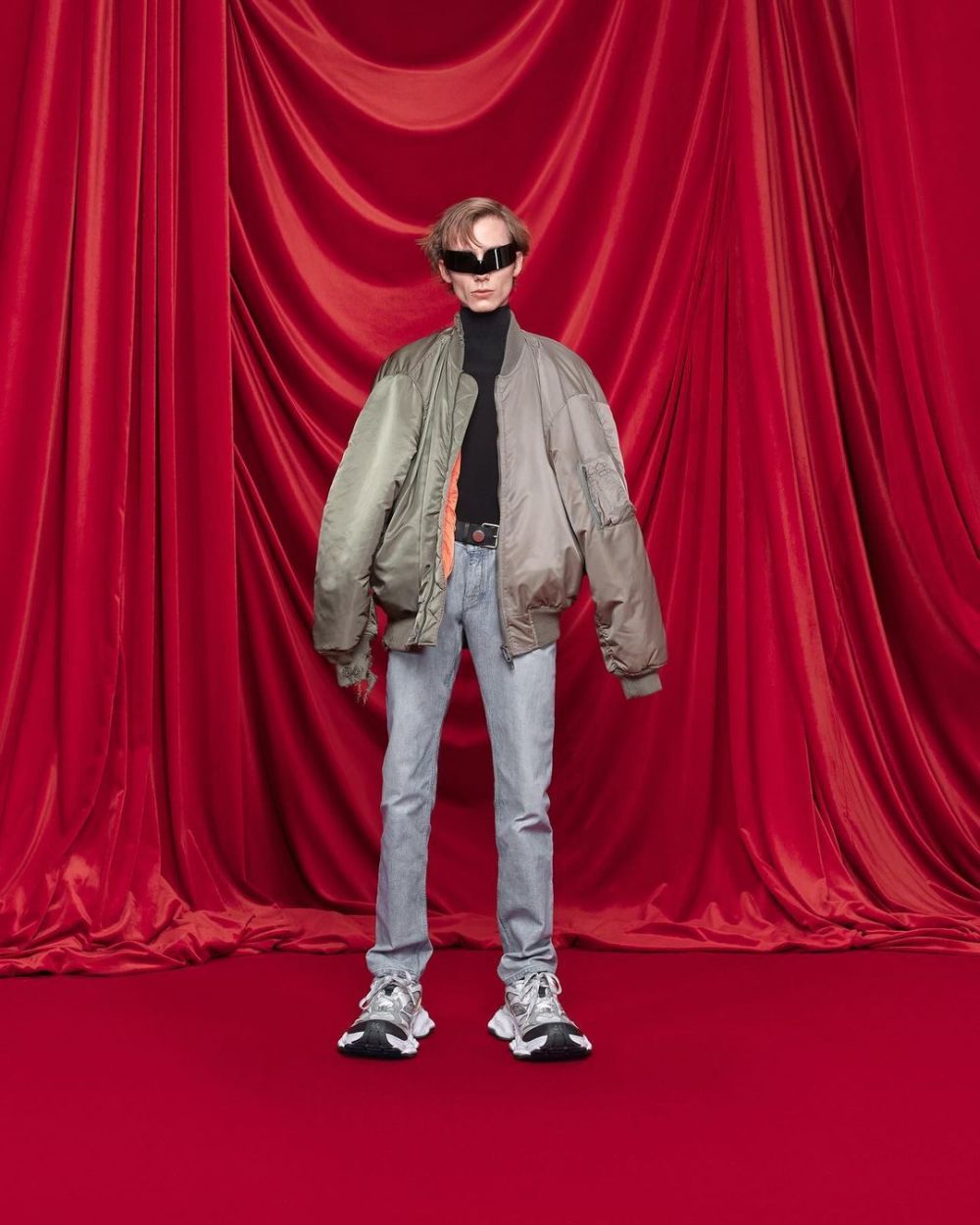 Arată ca monstrul lui Frankenstein . Balenciaga a șocat din nou la prezentarea noii colecții, la Paris