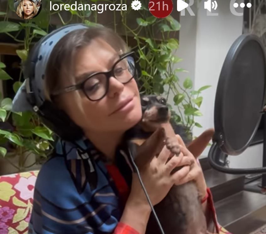 Loredana, ipostaza &icirc;n care s-ar putea să nu o recunoști. Cum arată &icirc;n intimitatea casei sale, cu basma și ochelari
