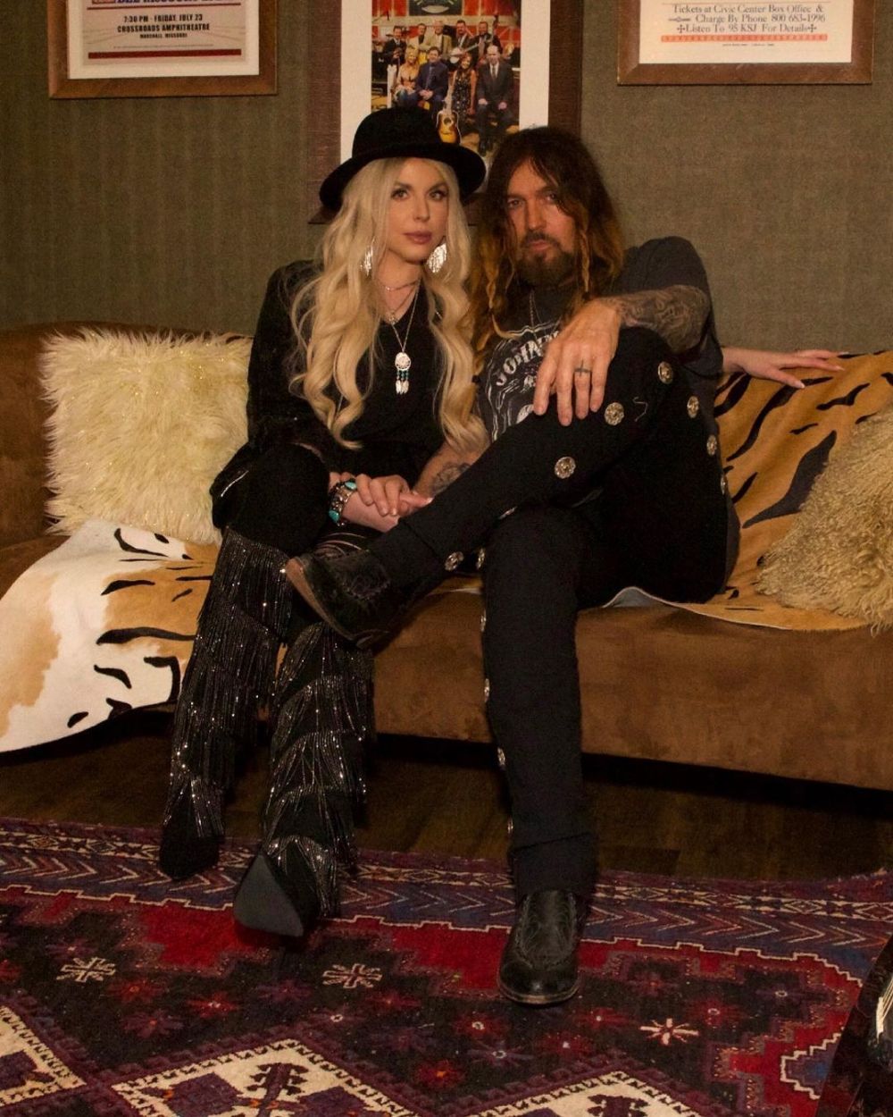 Primele imagini de la nunta tatălui lui Miley Cyrus. Billy Ray Cyrus s-a &icirc;nsurat cu Firerose