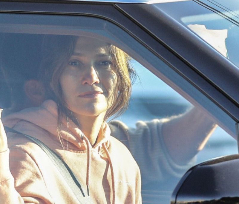 Jennifer Lopez s-a &icirc;nfuriat rău c&acirc;nd fotografii au surprins-o nemachiată. Vedeta și-a arătat disprețul printr-un gest obscen