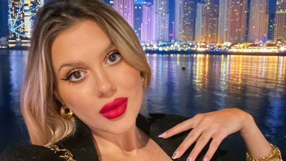 Emily Burghelea, cu testul de sarcină &icirc;n m&acirc;nă! Ce a anunțat vedeta și cum au reacționat fanii: &bdquo;Voi nu știți să faceți sex fără să faceți copii?