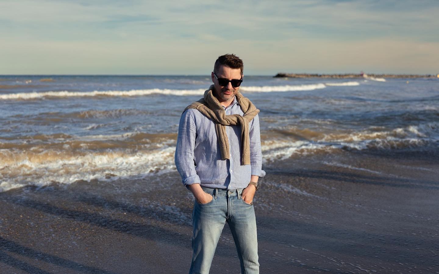 Adrian S&icirc;nă a fost prădat de hoți. Artistul a rămas fără o sumă de bani importantă, &icirc;n doar c&acirc;teva momente: &bdquo;P&acirc;nă m-am prins eu ce se &icirc;nt&acirc;mplă...&rdquo;