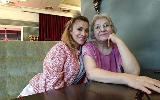 Lora, &icirc;ngenuncheată de dor, la patru ani de la moartea mamei sale: &bdquo;Niciodată nu am visat-o&rdquo;. Artista și-a pierdut și tatăl, &icirc;n copilărie