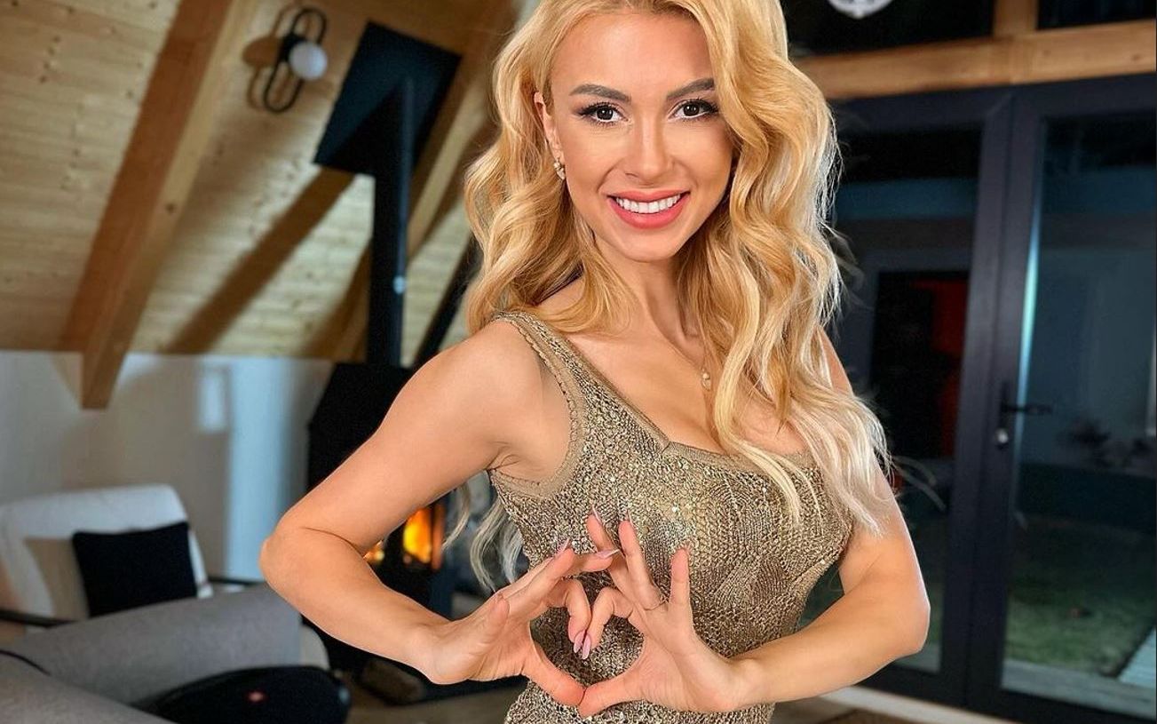 A pozat &icirc;n lenjerie sexy, dar a refuzat să renunțe complet la haine. Ce ofertă a primit &icirc;n trecut Andreea Bălan de la Playboy